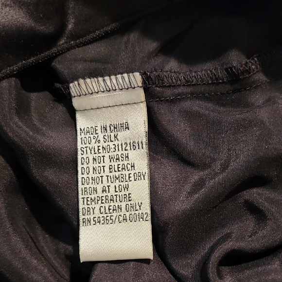 🔴 🔚🔜 SALE 100% Silk Nyguard Collection Blouse With Ruffle Details. - Picture 8 of 9